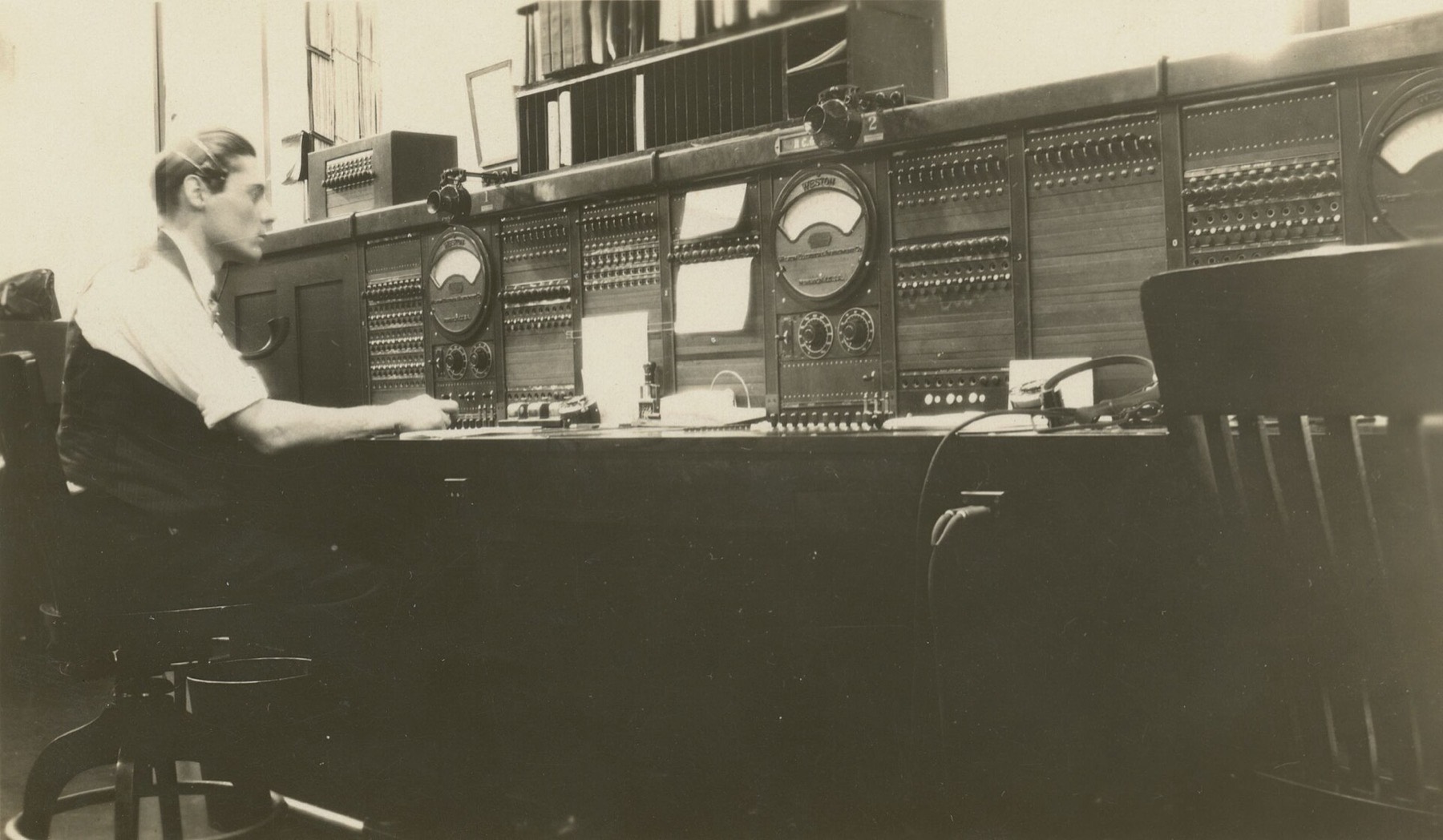 Un operador en la centralita de la Wisconsin Bell Telephone Company, Milwaukee, 1930
